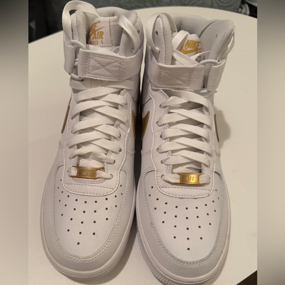 Nike Air Force 1 High-Tops in White and Gold